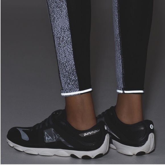 Lululemon Speed Tight V
Power Luxtreme Spray Jacquard White Black/Black Size 10 - Picture 13 of 15